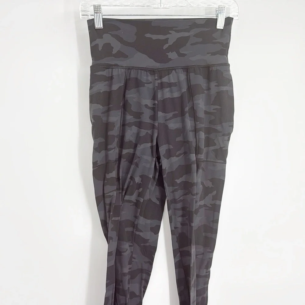 Athleta Black Camo Salutation Jogger Pant W-964 Size XS